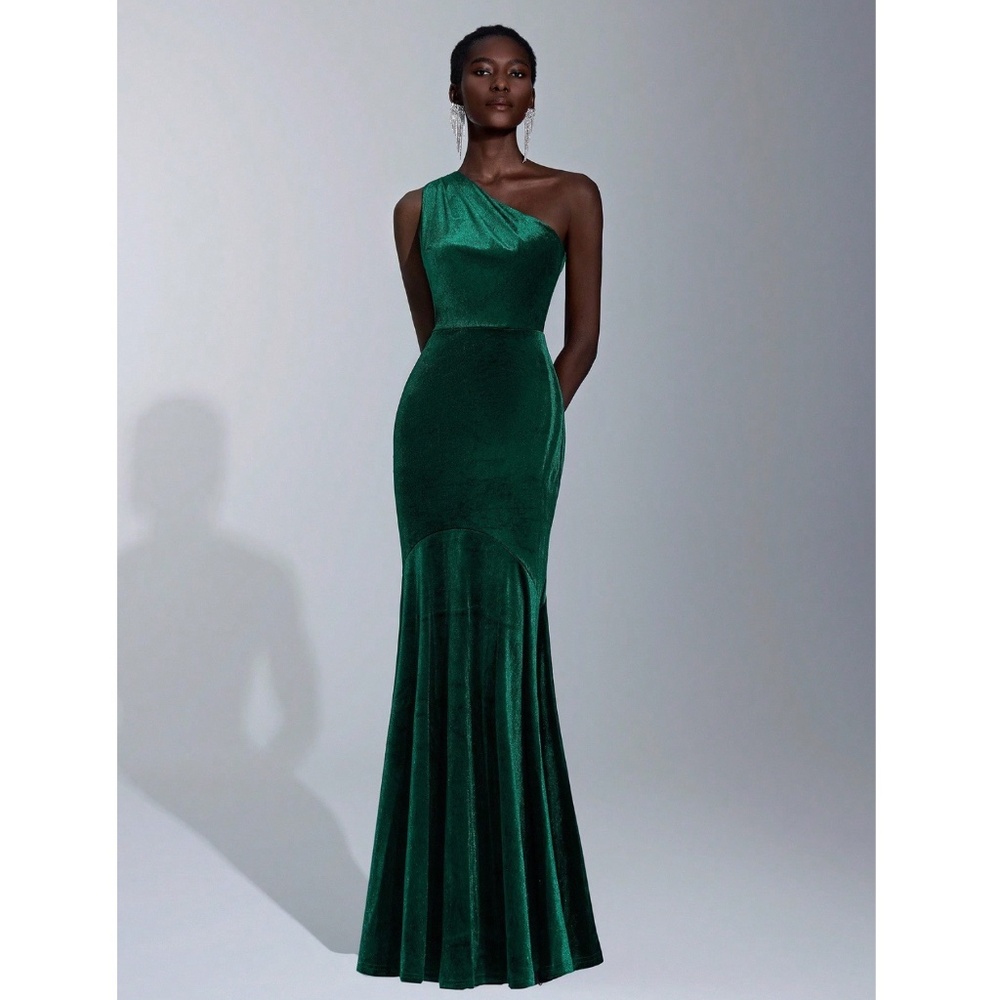 Rouge! Elegant Green Velvet Maxi Dress - Picture 14 of 14